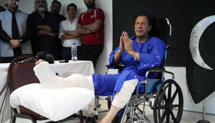 عمران خان کی ٹانگ پر لگا پلاسٹر اتار دیا گیا 1