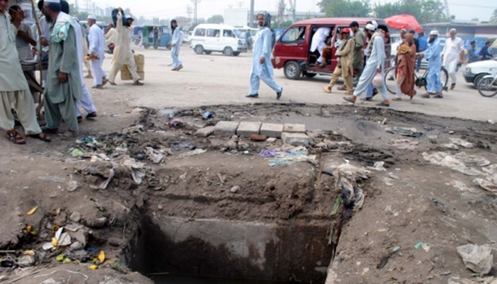 کمسن بچہ مین ہول میں گرگیا، دیگر واقعات میں4 افراد جاں بحق