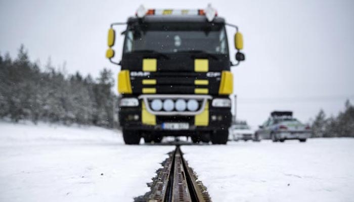 سویڈن میں گاڑیوں کو چارج کرنے والی سڑک کھول دی گئی