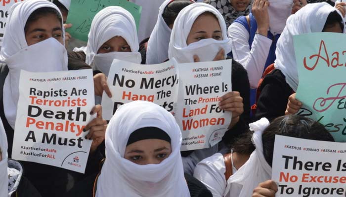 مقبوضہ کشمیر، 8سالہ بچی کی عصمت دری کے خلاف طلباء وطالبات کا احتجاج ،فورسز کی فائرنگ، شیلنگ ، متعدد زخمی