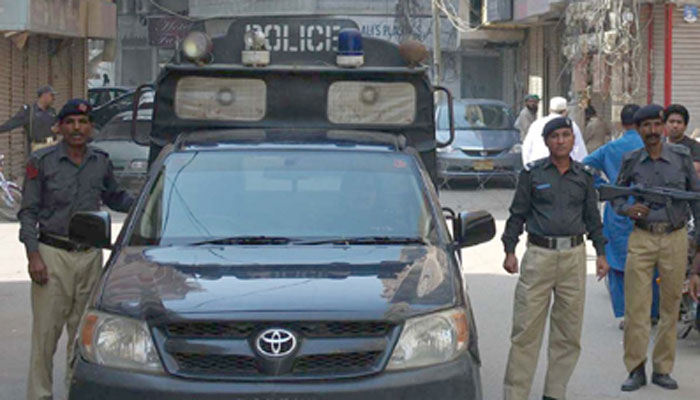 کمسن بچوں کے ہاتھ لگنے والے 6 لاکھ روپے پولیس نے مالک کو دیدیئے