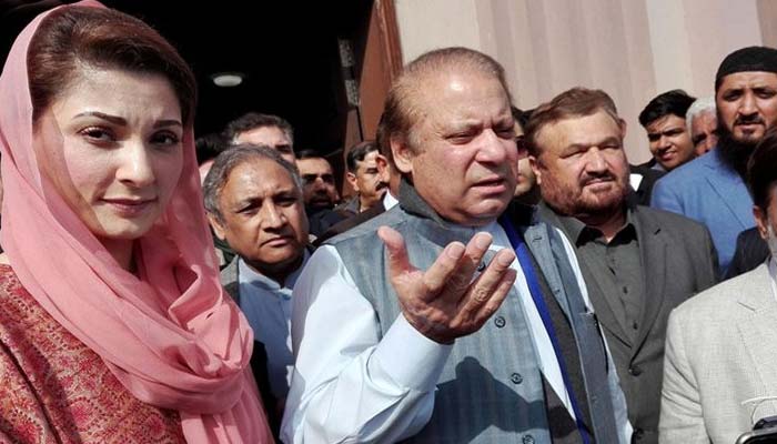 صحافی کے سوال پر نواز شریف نے مریم کو بولنے سے روک دیا 