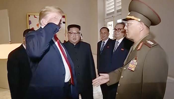 ٹرمپ کا شمالی کوریا کے جنرل کو سلیوٹ ، بوکھلاہٹ کے ساتھ مصافحہ 
