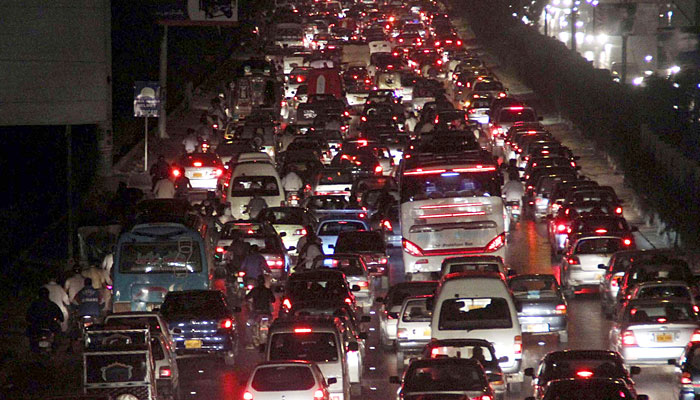 مختلف علاقوں میںبدترین ٹریفک جام، گاڑیوں کی طویل قطاریں، شہریوں میں تکرار