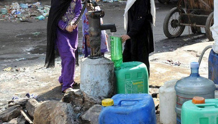 مختلف علاقوں میں پانی کی عدم فراہمی پر شہریوں کا احتجاج ٹریفک جام