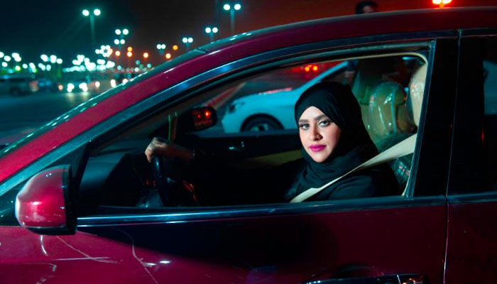 سعودی عرب میں خواتین کیلئے ڈرائیونگ کا پہلا دن، سب سے پہلے شہزادہ ولید کی بیٹی نے گاڑی چلائی