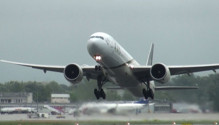 پی آئی اے کی پرواز میں خرابی مسقط ایئرپورٹ پر ہنگامی لینڈنگ