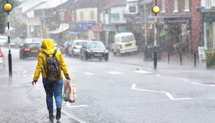 برطانیہ میں طوفانی بارشیں ، سیاحوں کی مشکلات میں اضافہ