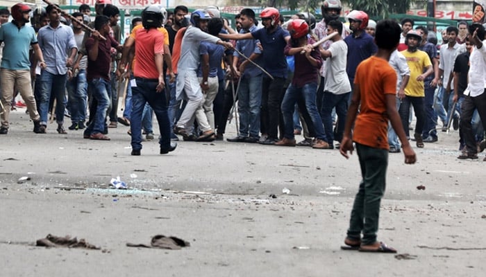 بنگلہ دیش ، احتجاجی طلباء پرعوامی لیگ کے غنڈوں کا تشدد ، سیکڑوں زخمی 