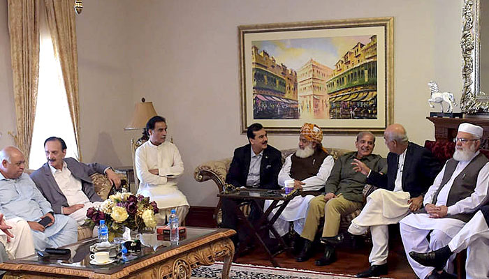 صدارتی امیدوار، اپوزیشن تقسیم مگر پُرامید، پیپلز پارٹی کےوفد کی فضل الرحمٰن سے ملاقات،اعتزاز کے حق میںدستبردار ہونے کی درخواست،دو دن میں فیصلہ ہوسکتا ہے