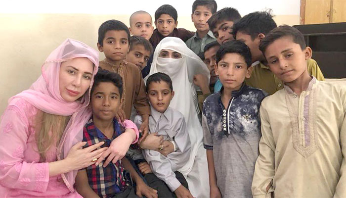 خاتون اول بشریٰ عمران کا دورہ ٔلاہور،دارالشفقت میں بچوں کیساتھ کھاناکھایا