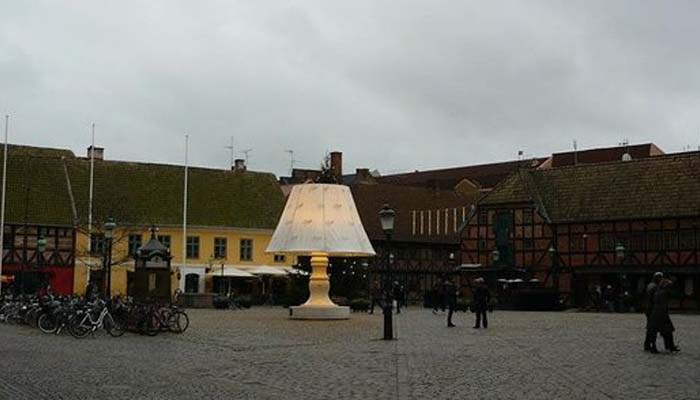 سویڈن کا دیوہیکل لیمپ سیاحوں کی توجہ کا مرکز