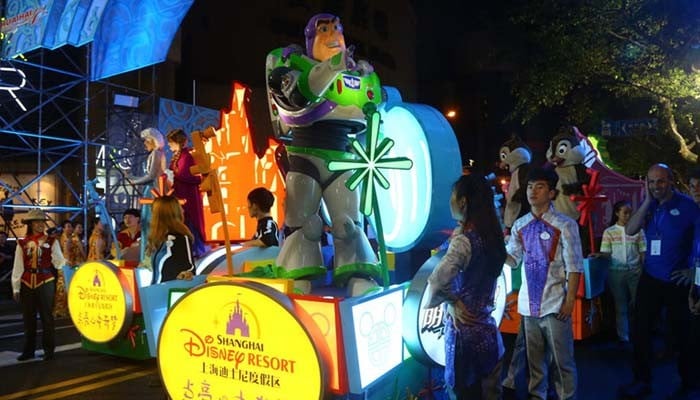 شنگھائی میں سالانہ سیاحتی میلے کا شاندار فلوٹنگ پریڈ سے آغاز