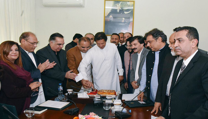 وزیراعظم آفس میں دیوالی کی تقریب عمران خان نے کیک کاٹا