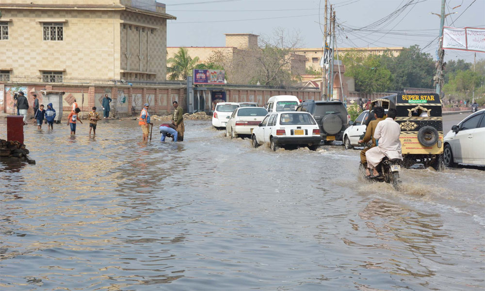 کراچی، اندرون سندھ بارشیں، کرنٹ لگنے اور حادثات میں 9 افراد جاں بحق، سڑکیں جل تھل، ٹریفک جام ، بجلی کی فراہمی معمول پر نہ آسکی