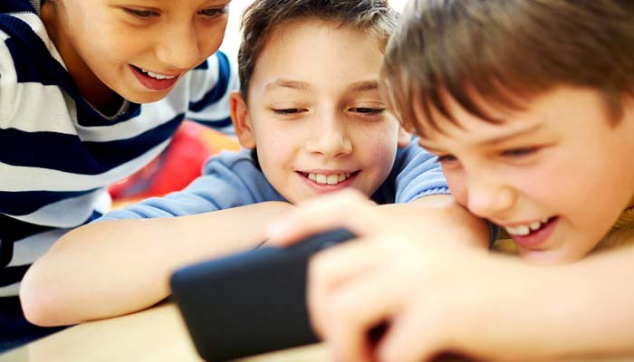 14 برس سے کم عمر بچوں کے اسمارٹ فون کےاستعمال پر پابندی کی تجویز 
