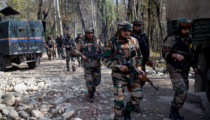 حملوں کا خوف، بھارت نے فوجیوں کومقبوضہ کشمیر میں زمینی سفر سے روک دیا