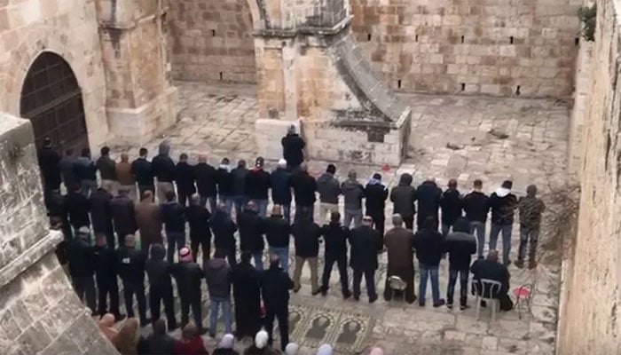 مسجد اقصیٰ کے باب الرحمہ میں فلسطینیوں کی 16 سال بعد نماز کی ادائیگی 