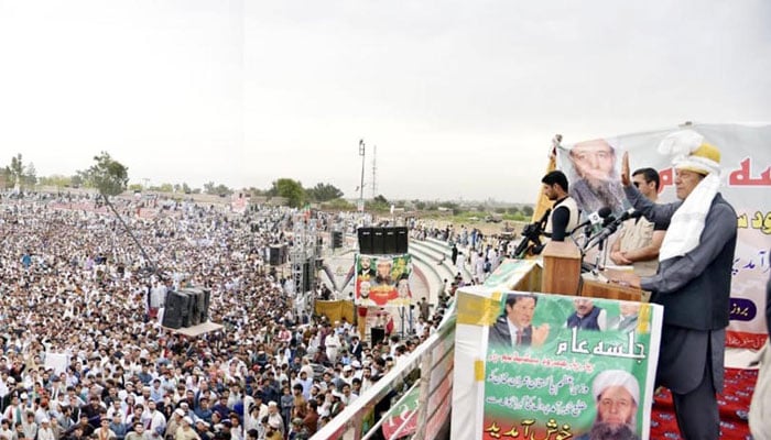 حکومت نہیں جارہی، زرداری جیل جائیں گے، شریف خاندان کے 100  ارب باہر پڑے ہیں، شہباز کا بیٹا اور داماد بھاگ گئے، عمران خان