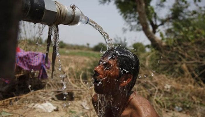 سکھر، روہڑی سمیت گرد و نواح کے علاقوں میں گرمی کی شدید لہر  