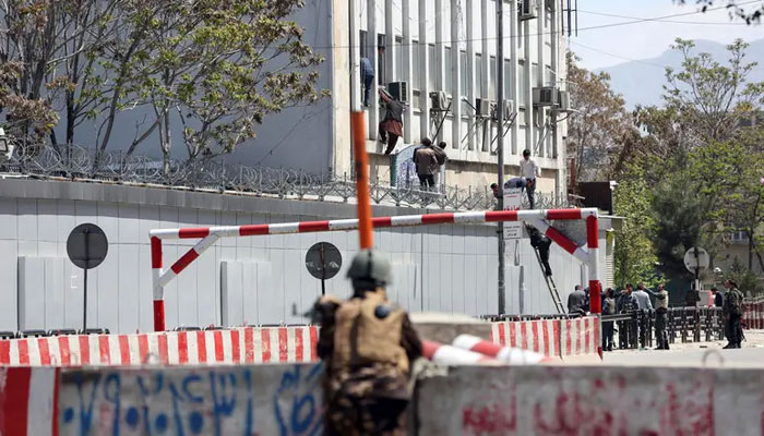 کابل،وزارت مواصلات پرحملے میں سکیورٹی اہلکاروں سمیت7ہلاک،4حملہ آورمارے گئے