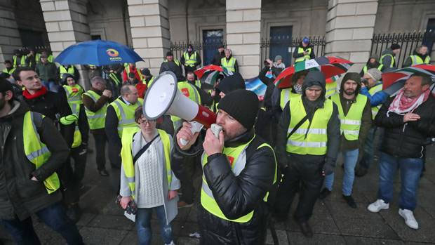 فرانس ،پیلی جیکٹ مظاہرین کا احتجاج 23 ویں ہفتے میں داخل،126گرفتار 