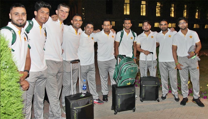 وی ہیووی ول،فتح کےجذبے سے سرشار پاکستانی کرکٹرز انگلینڈ پہنچ گئے