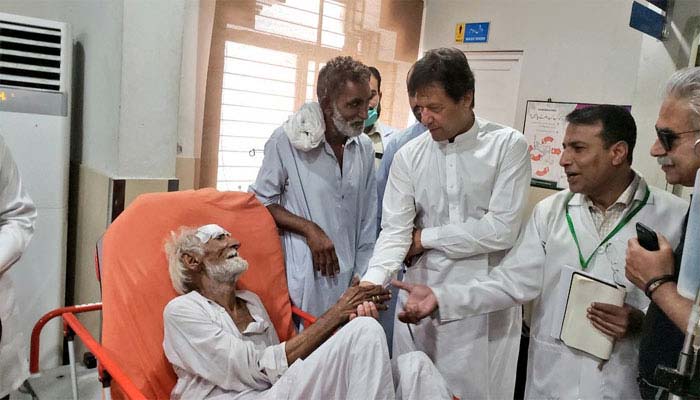 وزیراعظم کے سرکاری اسپتالوں پر چھاپے، مریضوں کے گلے شکوے، غفلت برتنے والوں کے خلاف کارروائی کرینگے، عمران خان