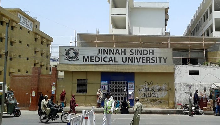 جناح سندھ میڈیکل یونیورسٹی اسٹوڈنٹس کونسل کے تحت تحائف تقسیم کئے گئے 