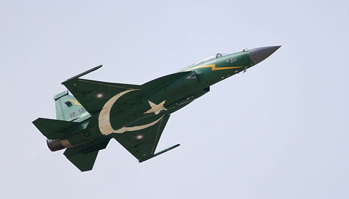 پیرس:پاکستانی لڑاکا طیارے جے ایف 17 تھنڈرنے ایئر شو کا میلہ لوٹ لیا 