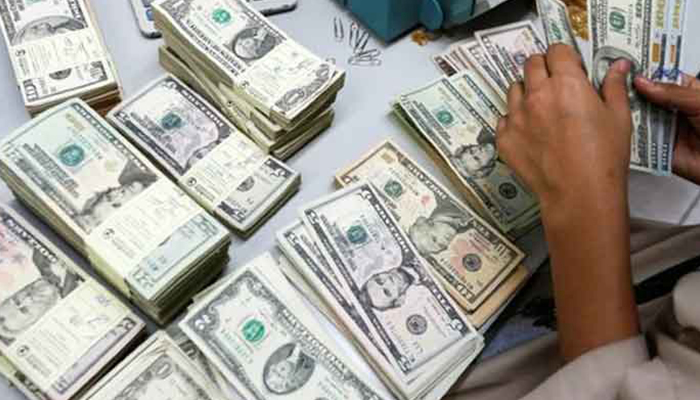 انٹر بینک،روپے کے مقابلے میں ڈالرکی قیمت میں 4.20 روپےکی کمی 
