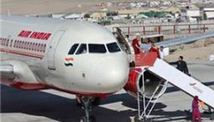 بھارتی ایئرفورس نے مقبوضہ کشمیر کے تین ایئرپورٹس کا کنٹرول سنبھال لیا 