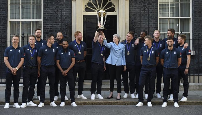 فاتح انگلش کرکٹ ٹیم کی برطانوی وزیراعظم اور پرستاروں سے ملاقات