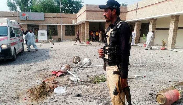 نوجوان لڑکی کا خودکش حملہ، ڈیرہ اسماعیل خان میں پولیس چوکی پر فائرنگ کے بعد لاشیں اسپتال پہنچنے پر حملہ آور نے خود کواڑا لیا، 6 اہلکاروں سمیت 10 شہید