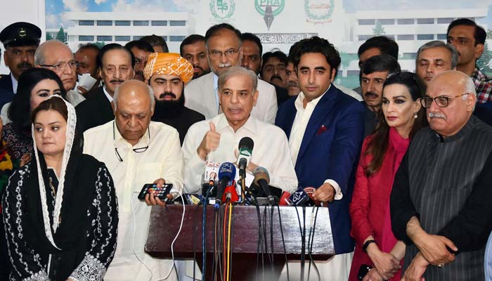 حزب اختلاف کو بڑے پیمانے پر انحراف سے شدید شرمندگی کا سامنا 
