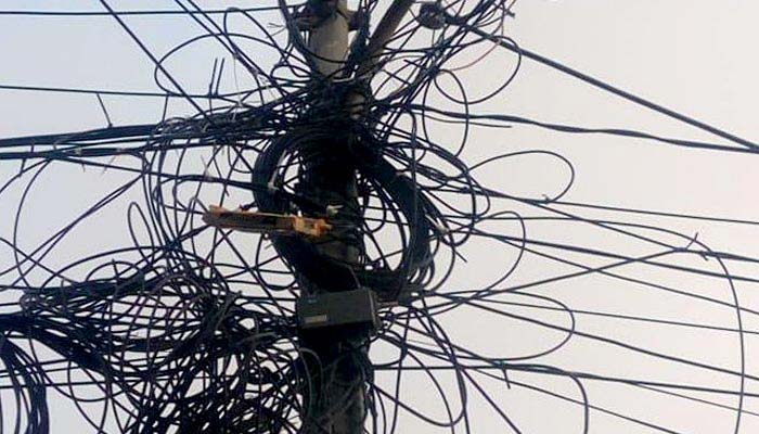 بجلی کے کھمبوں سے کیبل کاٹنےسے ٹی وی دیکھنے اور نیٹ چلانے میں شہریوں کو مشکلات 