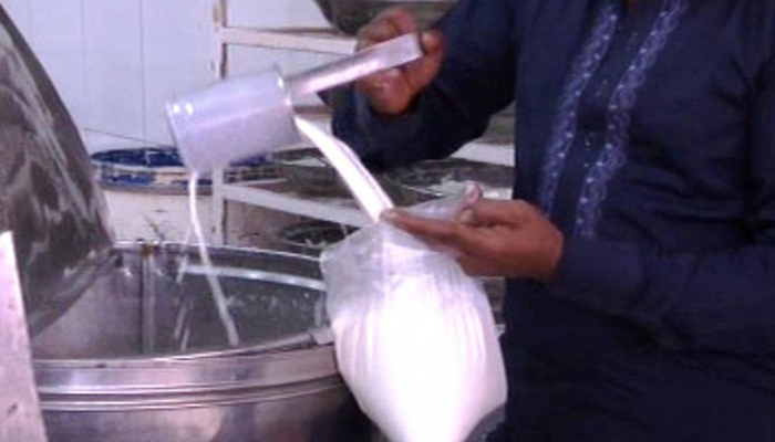 سرکاری نرخ پر دودھ فروخت نہ کرنے والے دکانداروں کے خلاف کارروائی 