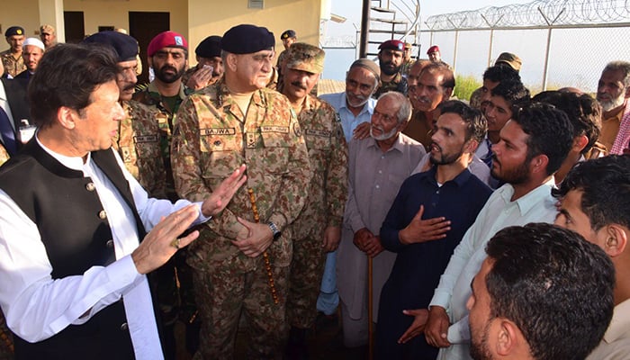 سیاسی، عسکری قیادت کنٹرول لائن پر، اگلے مورچوں پر نوجوانوں اور افسران سے ملاقاتیں، حوصلے کی تعریف، بھارتی مہم جوئی کا منہ توڑ جواب دینے کیلئے تیار ہیں، وزیراعظم