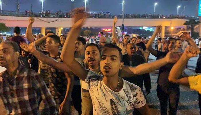 مصر صدرالسیسی کی برطرفی کیلئے ہزاروں افراد کے مظاہرے، جھڑپیں، صحافیوں سمیت سیکڑوں گرفتار، مخالف رہنمائوں کے گھروں پر چھاپے