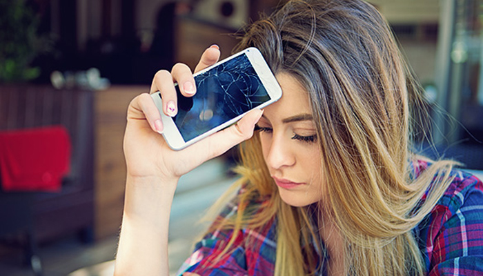 اسمارٹ فون کی لت نوجوانوں میں ڈپریشن اور اکیلے پن کے خطرات بڑھانے کا سبب