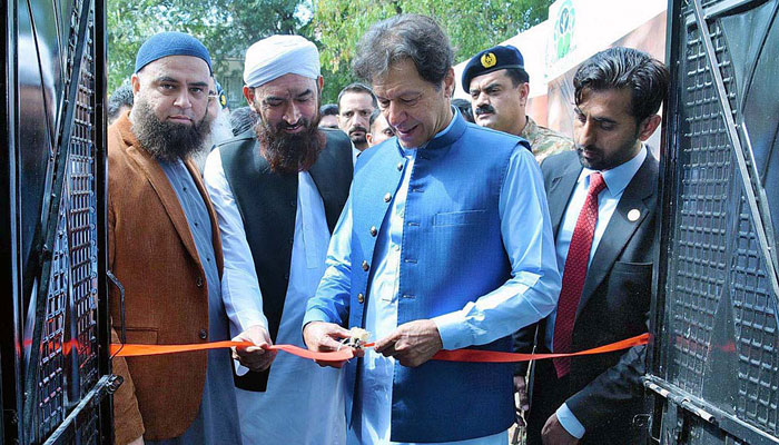 پہلا لنگر پروگرام شروع، دائرہ ملک بھر میں پھیلایا جائے گا، جب تک روزگار کے حالات بہتر نہیں ہوتے کوشش کریں گے کوئی شخص بھوکا نہ رہے، عمران خان