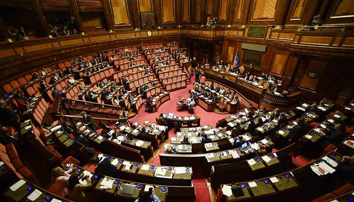 اطالوی پارلیمان کے ارکان کی تعداد میں ایک تہائی کمی کا فیصلہ 