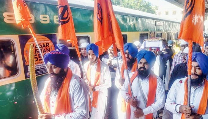 سکھ یاتریوں کیلئےآج ننکانہ سےکراچی اسپیشل ٹرین چلائی جائےگی 