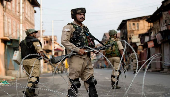 مقبوضہ کشمیر، سیکڑوں خواتین کا فوج کے سامنے احتجاج، ایس ایم ایس سروس بند