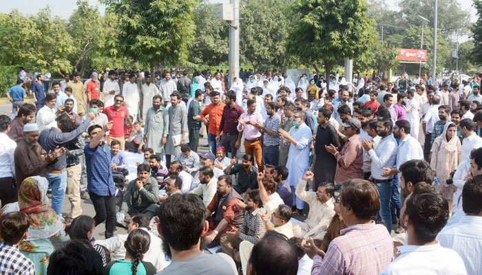 ڈاکٹرز کی ہڑتال جاری، کل ہیلتھ کیئر سیکرٹریٹ کے گھیرائو کا اعلان 