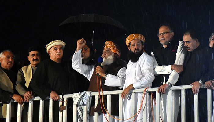 حکومت اور اداروں کو 2 دن کی مہلت، وزیراعظم نے استعفیٰ نہ دیا تو عوام کا یہ سمندر انہیں گھر سے بھی گرفتار کرنے کی طاقت رکھتا ہے، ڈی چوک کی بات جنہوں نے سننی تھی انہوں نے بھی سن لی، فضل الرحمٰن