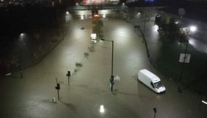 سائوتھ یارکشائر، موسلادھار بارش سے سیلاب، لوگوں کو محفوظ مقامات پر منتقل کرنا پڑا، ڈربی شائر میں خاتون ہلاک