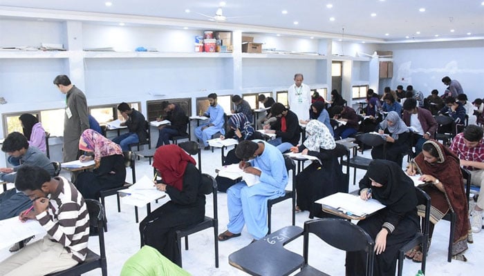 جامعہ کراچی  بیچلرز پروگرام میں داخلے، 1302 نشستوں کیلئے ٹیسٹ میں 8908 امیدواروں کی شرکت
