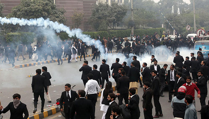 قانون دانوں کے ہاتھوں انسانیت قتل، لاہور کے سیکڑوں وکلاء دل کے اسپتال پر چڑھ دوڑے، ایمرجنسی، ICU اور وارڈ میں توڑ پھوڑ، 3 مریض جاں بحق