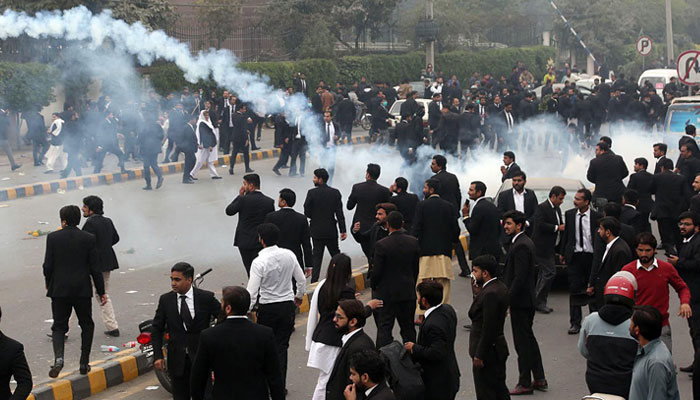 لاہور واقعہ پر میڈیا یکطرفہ رپورٹنگ بند کرے ورنہ عدالتوں میں داخلہ بندکردیں گے، وکلاء تنظیمیں